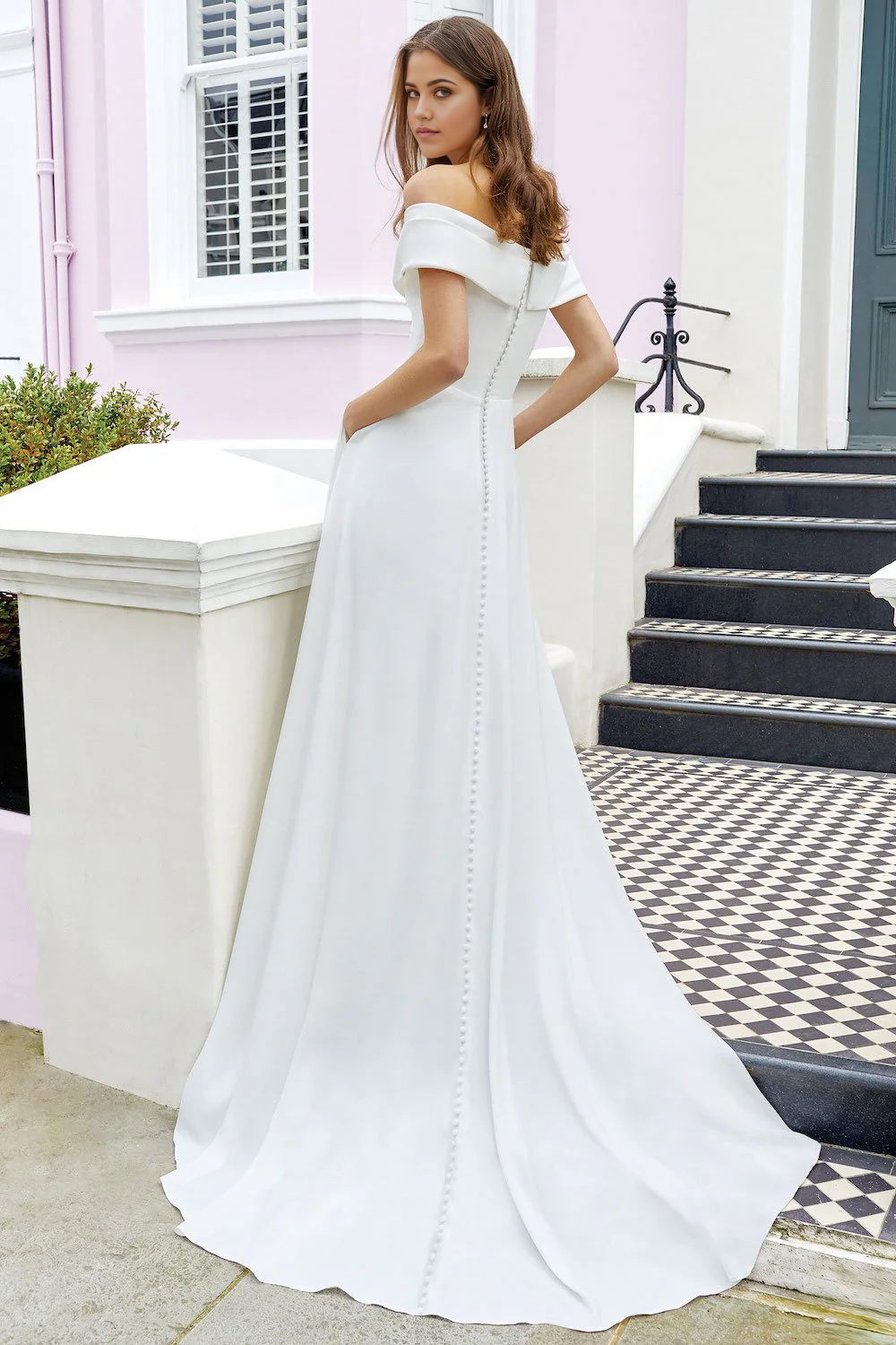 Vestido de novia elegante de satén con hombros descubiertos y corte A